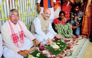 amit-shah-eating-food-in-wb