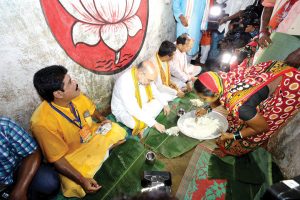 women-serve-food-to-amit-shah