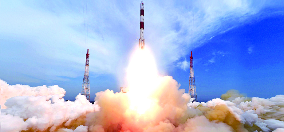 पीएसएलवी-सी 37 ने एक ही उड़ान में 104 उपग्रहों का सफलतापूर्वक प्रक्षेपण किया